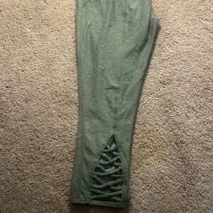 EUC Tek Gear Gray Cropped Leggings with Criss Cross Cutouts Size Medium